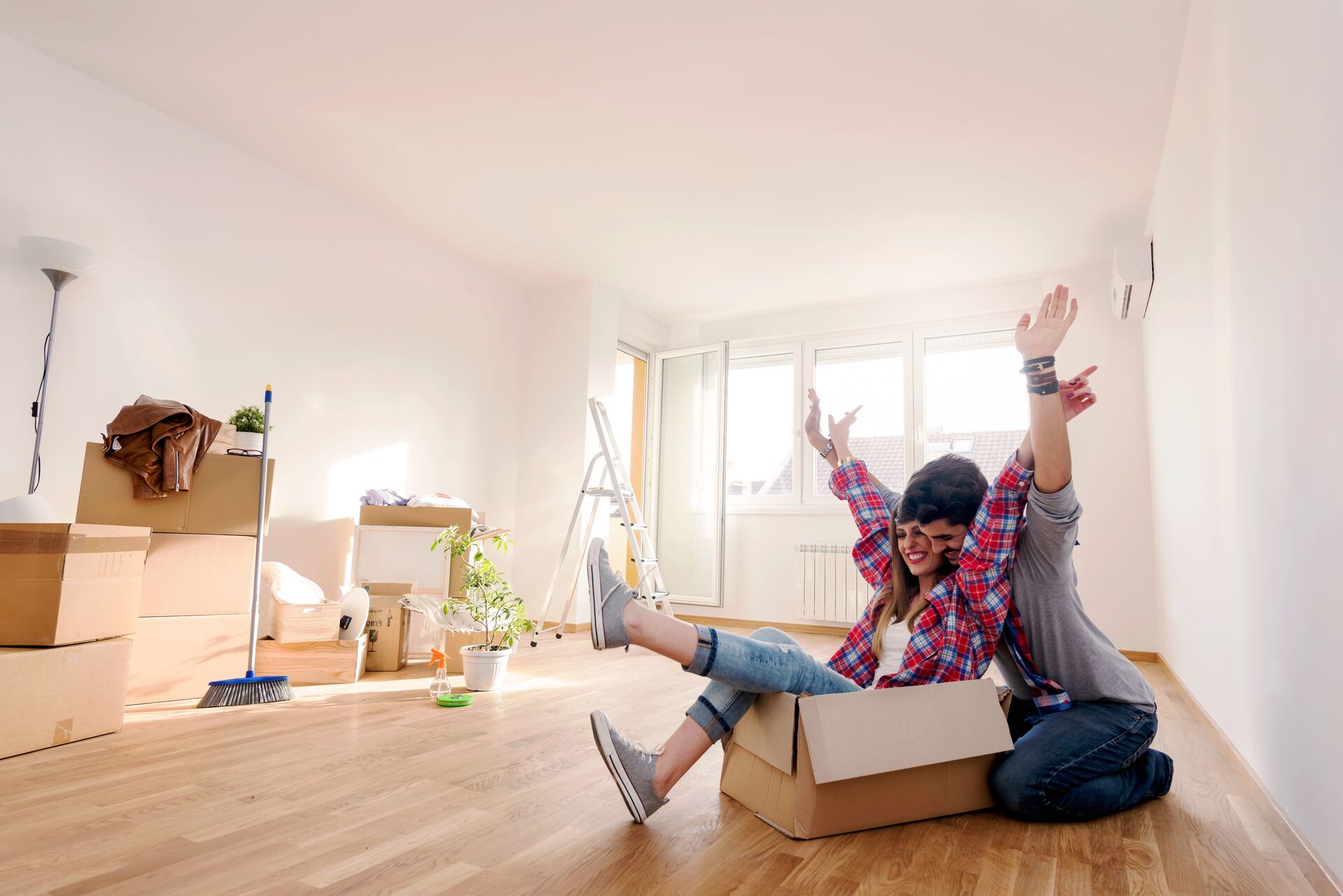 Zwei Personen ziehen in Ihre Studentenwohnung