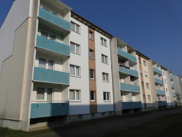 Ein Wohnhaus für Studenten mit mehreren Balkonen in Lauta.